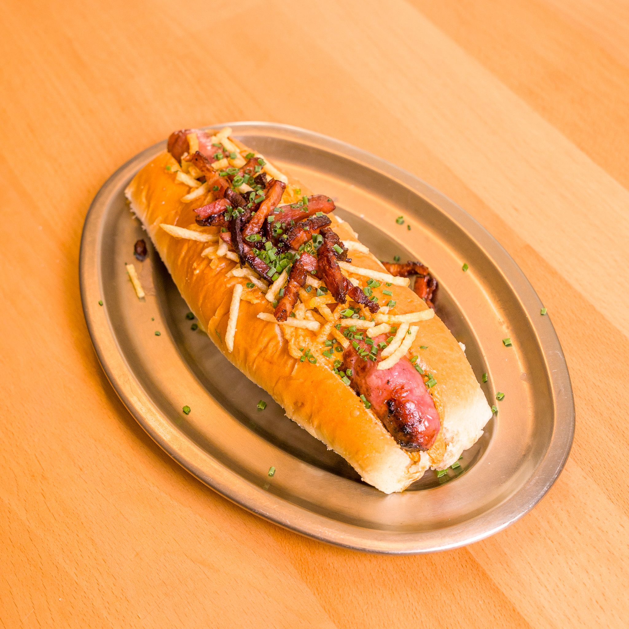Perrito de Abe's con bacon y patata paja