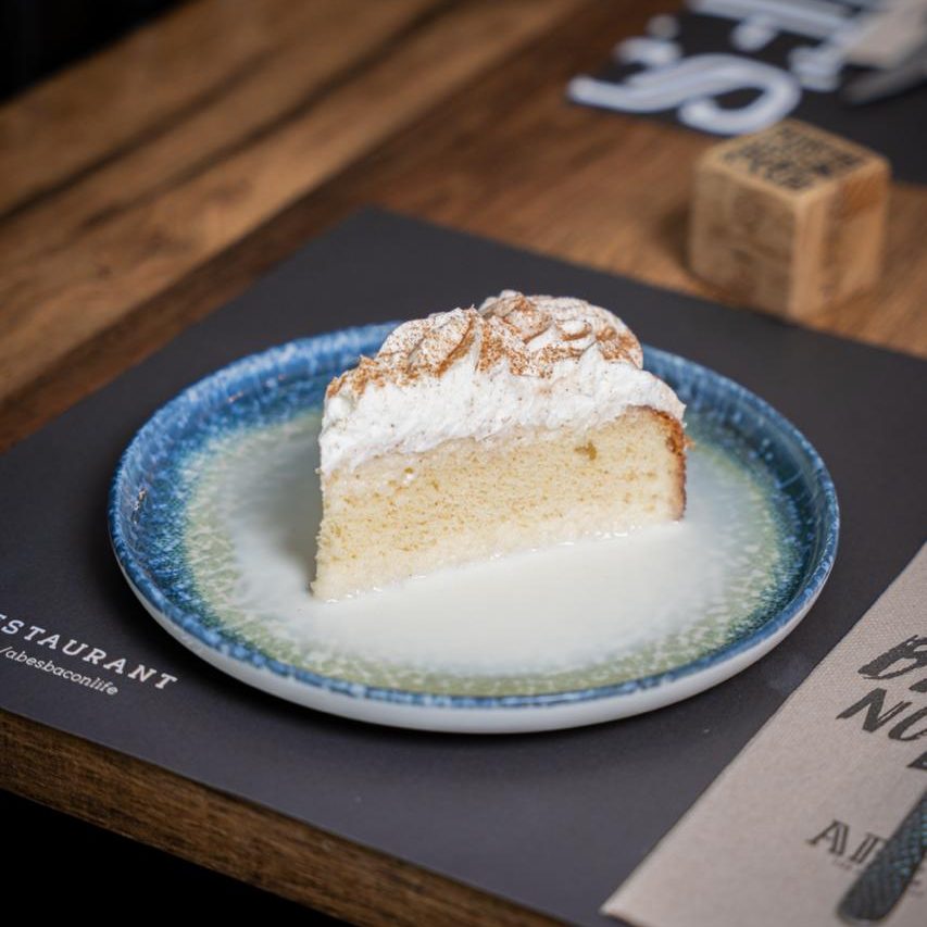 Tarta tres leches de Abe's sobre plato azul